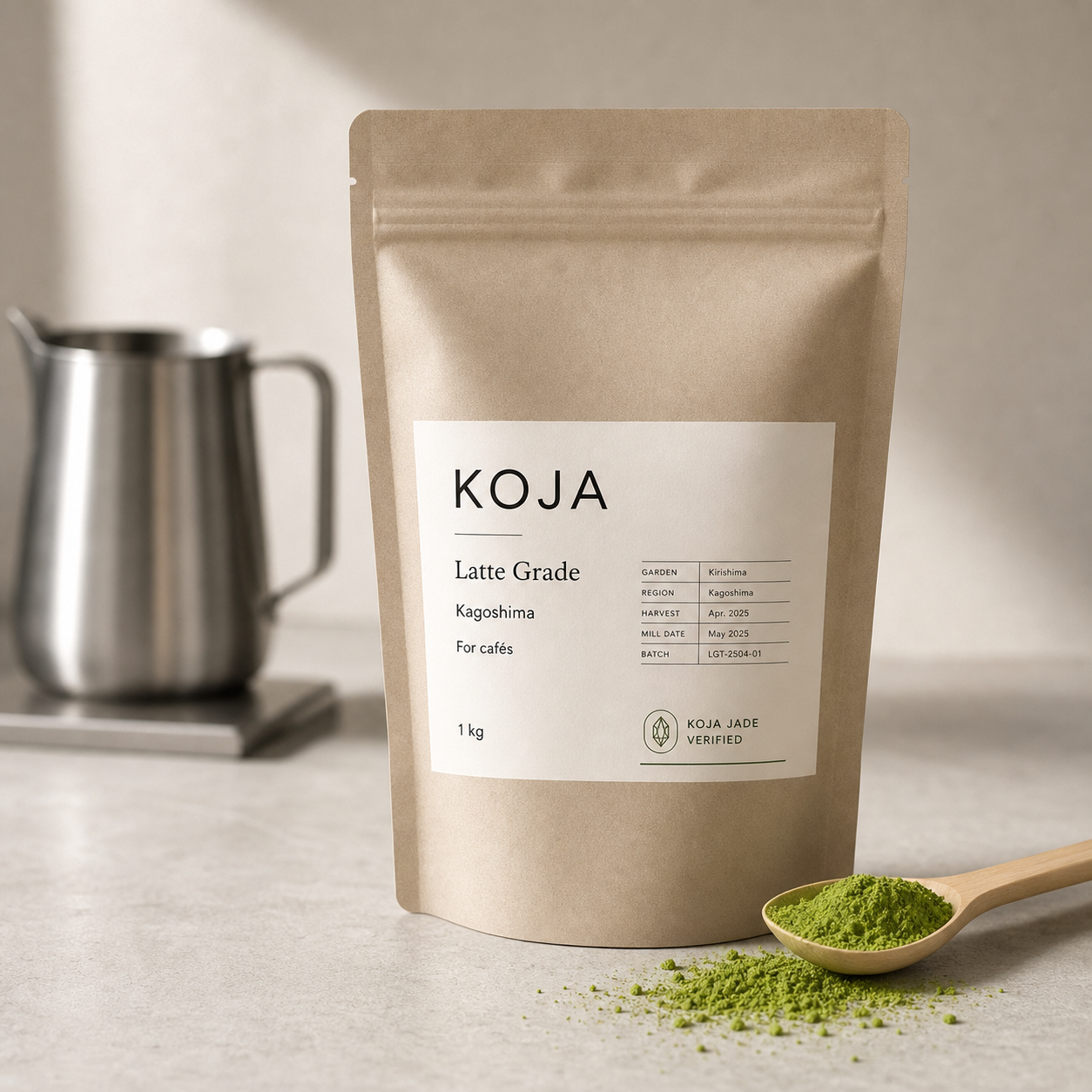 KOJA Latte Grade matcha pouch for cafés, 1 kg, with light premium matcha powder and café pitcher