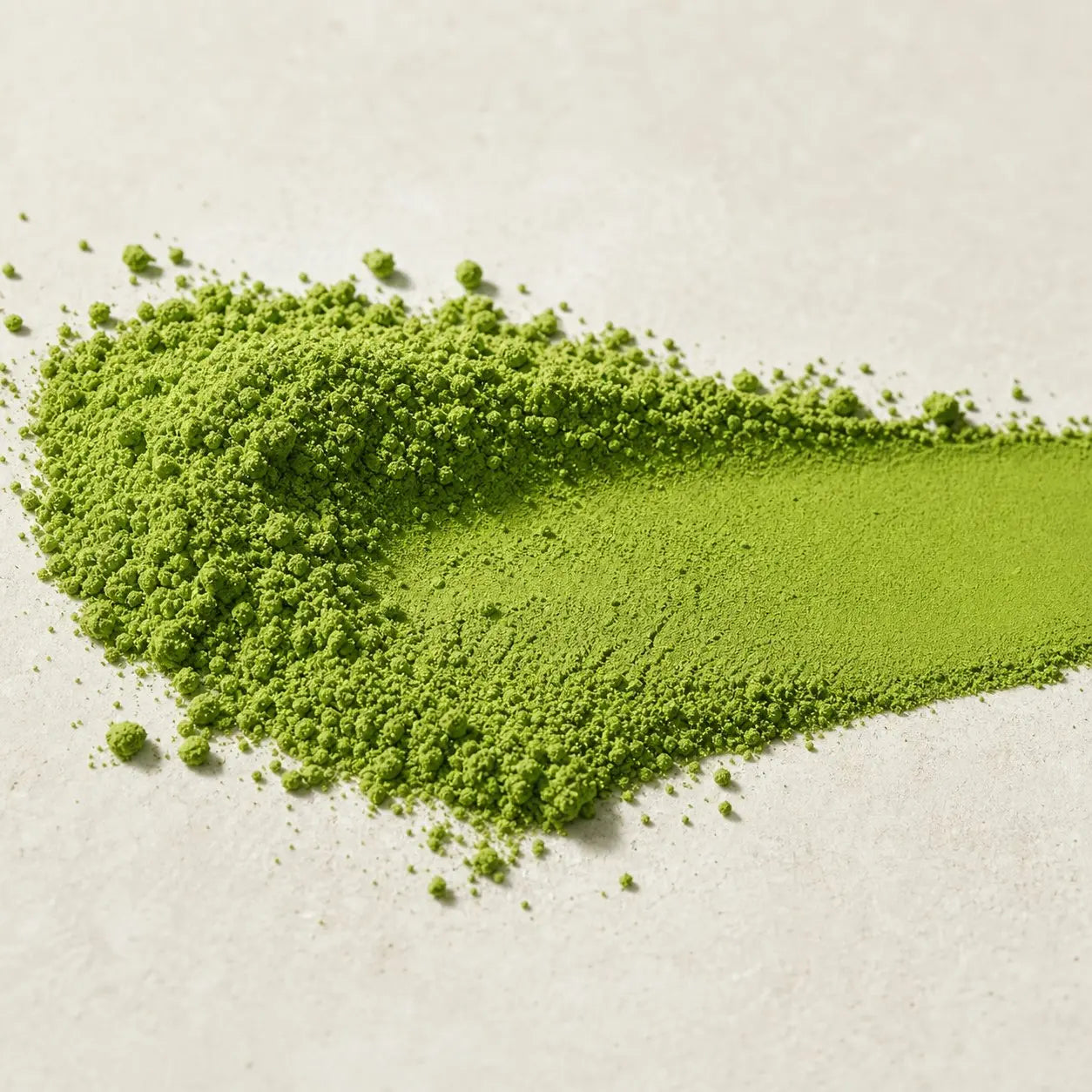 Sattgrünes Daily Matcha Pulver in Nahaufnahme