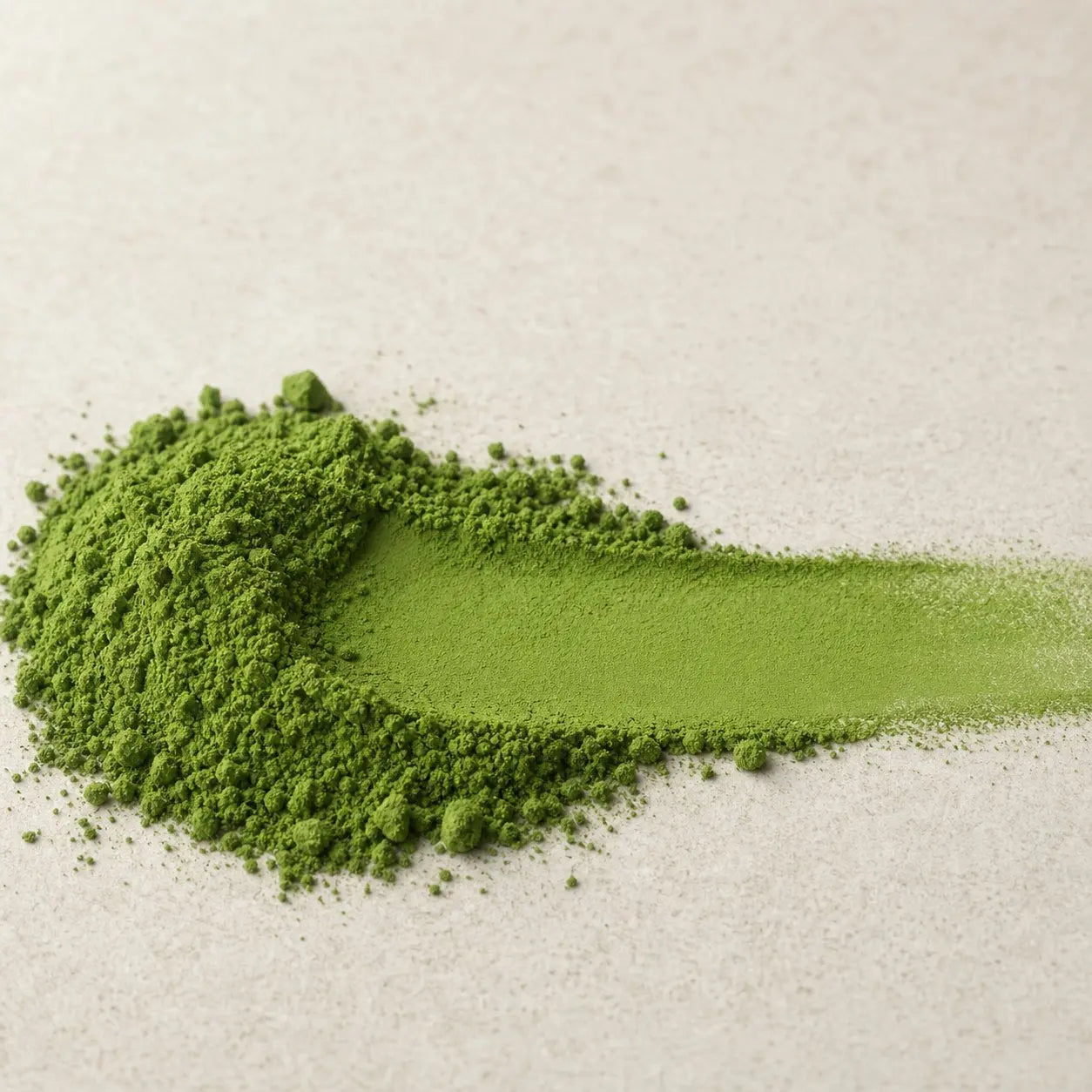 Leuchtend grünes Kagoshima Ceremonial Matcha Pulver in Nahaufnahme