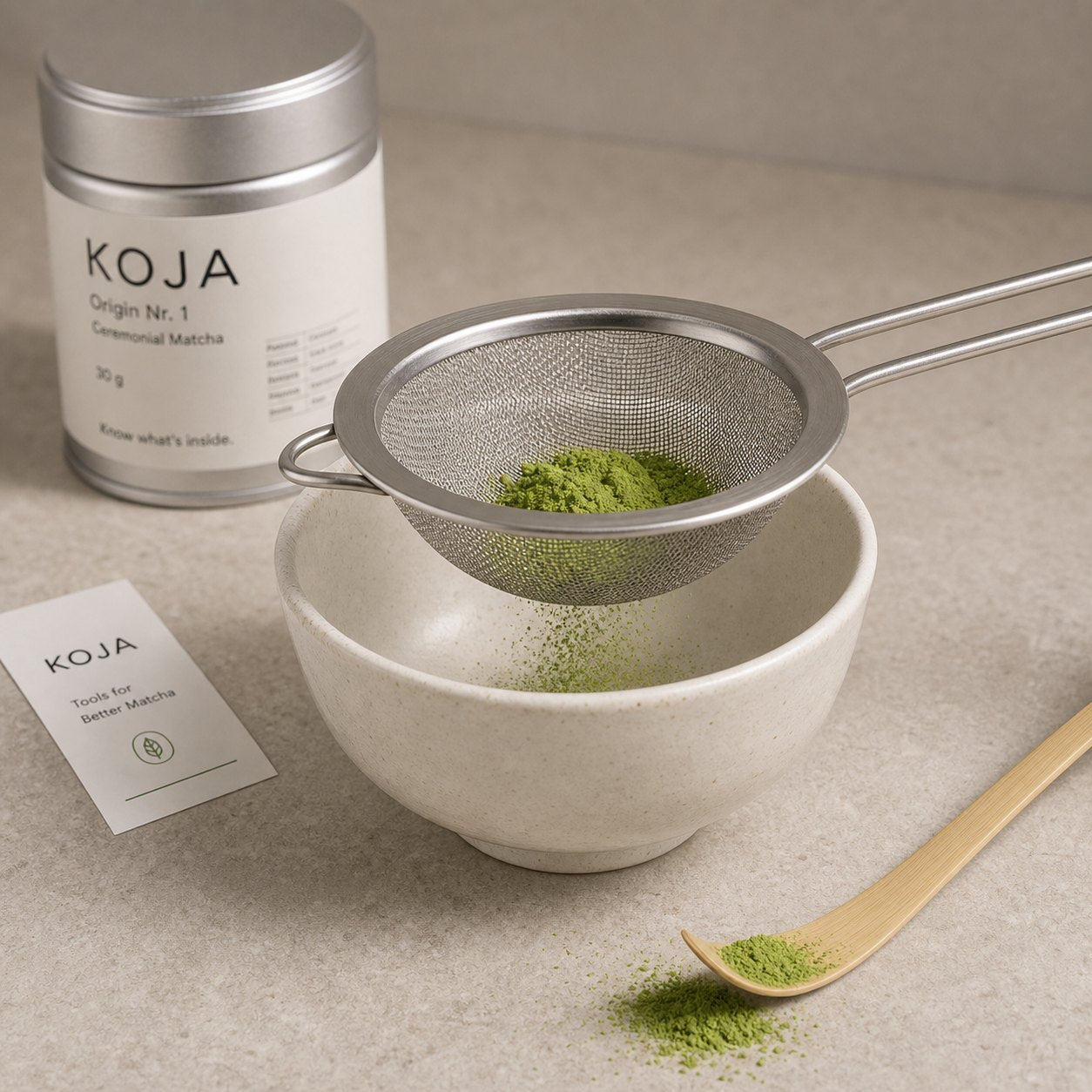 Matcha-Sieb aus Edelstahl über Keramikschale